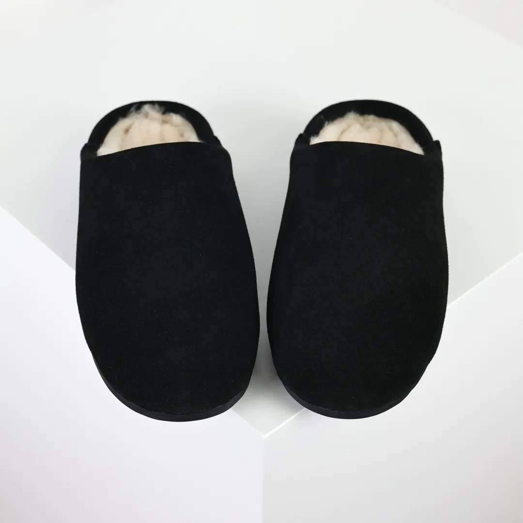Local self-pickup💰560 Core recommended good price Independently developed original outsole, cashmere insole, keeping warm in winter, suitable for home use. In recent years, uug has launched a style series, which is partially skewed towards the preferences of young consumers, and has also been at the forefront of fashion trends. Shoe body material, water-repellent coated suede upper, 17mm UGGPURE™ implanted wool insole, lightweight non-slip and comfortable rubber outsole, with brand LOGO, complete packaging, size: 35 36 37 38 39 40